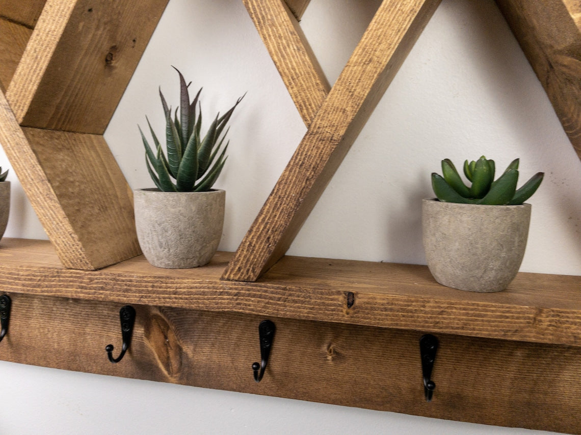 Mountain shelf with online hooks